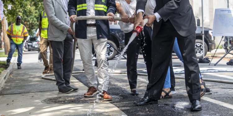 SICHERHEIT UND RUTSCHHEMMUNG: WARUM PU-ASPHALT AUCH BEI NÄSSE ÜBERZEUGT