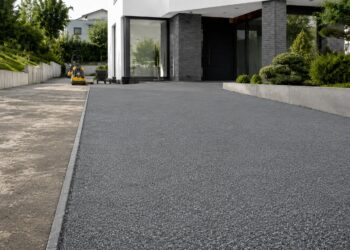PU-ASPHALT AUF PFLASTER ODER BETON: WANN EINE SANIERUNG OHNE KOMPLETTEN RÜCKBAU FUNKTIONIERT