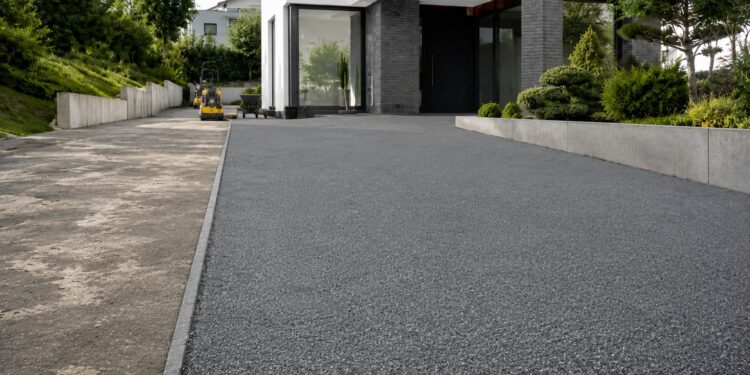PU-ASPHALT AUF PFLASTER ODER BETON: WANN EINE SANIERUNG OHNE KOMPLETTEN RÜCKBAU FUNKTIONIERT